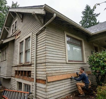 Contractor matching exterior siding on Portland Oregon home