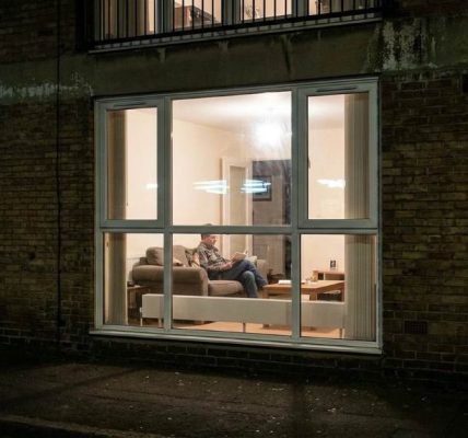 Phoenix home windows with layered privacy shades